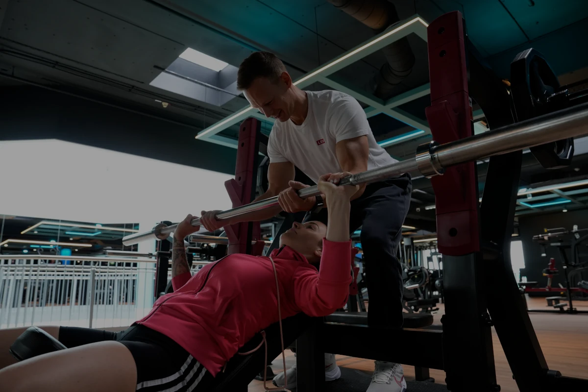 Andreas Forro begleitet eine Kundin beim EMS-Training im Face2Face Gym in Wiener Neustadt – modernes Studio für effektives Abnehmen mit Personal Trainer
